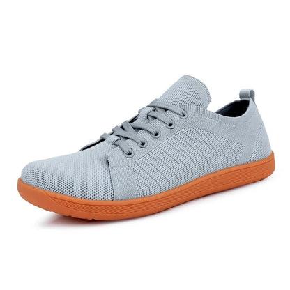 Unisex sneakers met brede neus op blote voeten