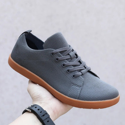 Unisex sneakers met brede neus op blote voeten