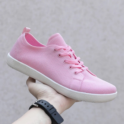 Unisex sneakers met brede neus op blote voeten