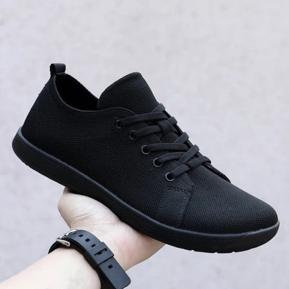 Unisex sneakers met brede neus op blote voeten
